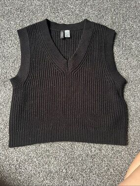 DIVIDED Black Ribbed V-Neck Knit Sweater Vest